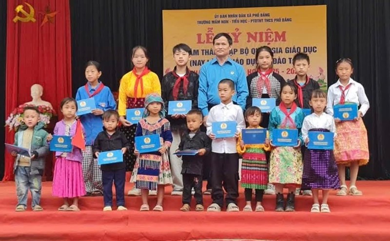 Chairman of Tuyen Quang Labor Federation attended the opening ceremony in Pho Bang commune. Photo: Tuyen Quang Trade Union
