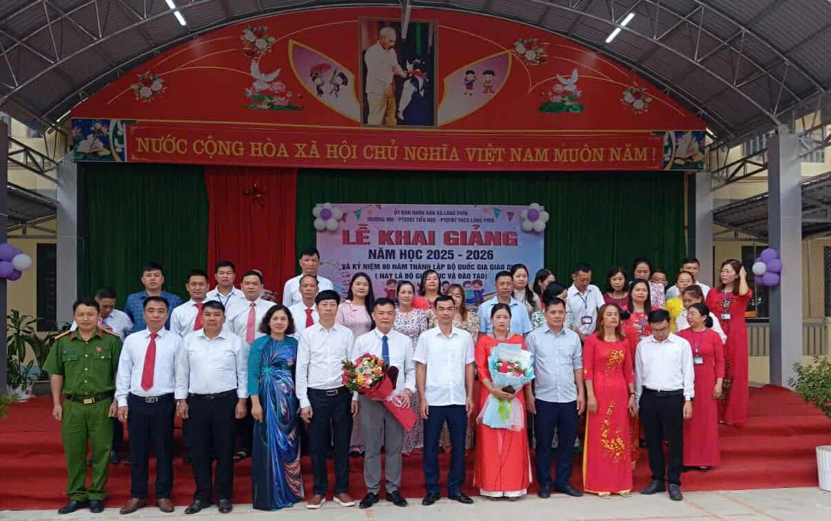 Lanh dao LDLD tinh Tuyen Quang du le khai giang va tang qua cho hoc sinh ngheo tai xa Lung Phin. Anh: Cong doan Tuyen Quang