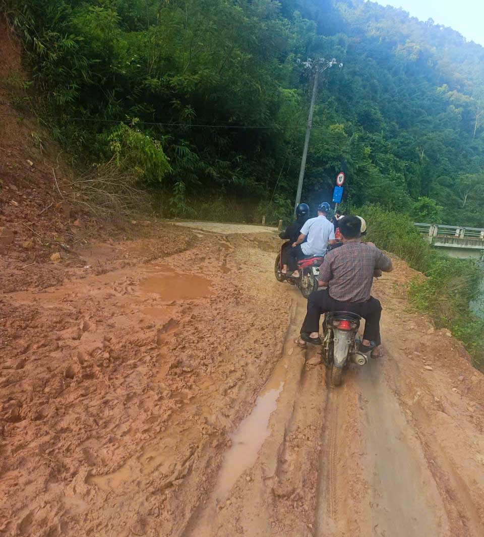 Tuyen duong dan vao truong co nhieu doan bi sat lo, viec di chuyen rat kho khan. Anh: Duy Chuong
