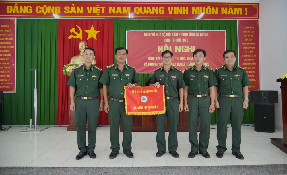 Đại diện Chỉ huy đồn Biên phòng Phú Mỹ trao cờ cụm trưởng cụm thi đua số 3 năm 2026 cho đồn Biên phòng Vĩnh Gia. Ảnh: Tiến Vinh