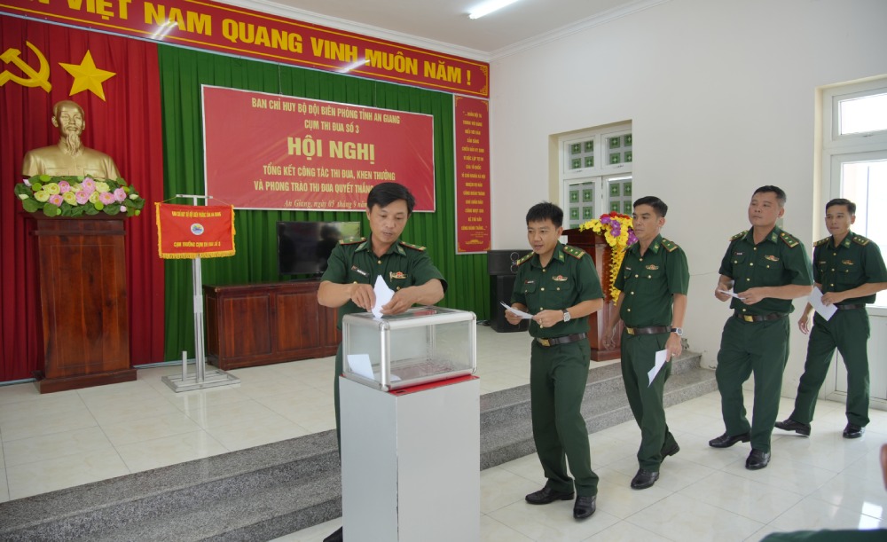 Cac don vi tien hanh bo phieu bau don vi nhan co thi dua, don vi quyet thang, don vi tien tien. Anh: Tien Vinh