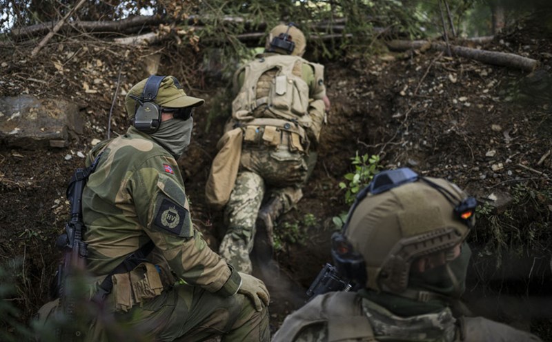 The Norwegian coach (left) is supervising Ukrainian soldiers during a NATO-standard training course in Norway in August 2025. Photo: AFP