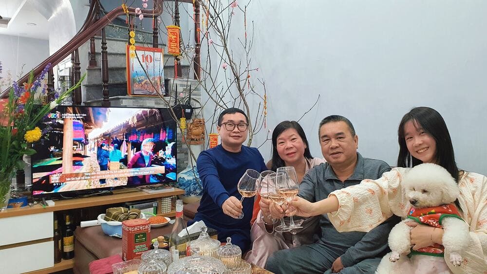 A family reunion meal will be a meaningful gift for parents on the occasion of Vu Lan. Photo: Tuan Dat