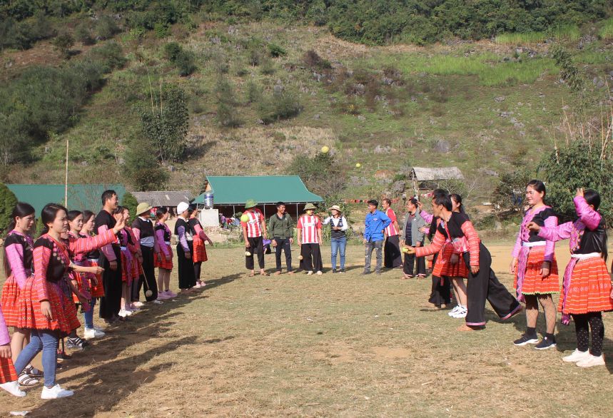 Taking the opportunity to visit Moc Chau, Van Ho attracted a large number of male and female couples to attend. Photo: Truong Son