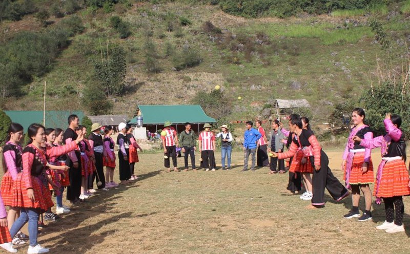 Taking the opportunity to visit Moc Chau, Van Ho attracted a large number of male and female couples to attend. Photo: Truong Son