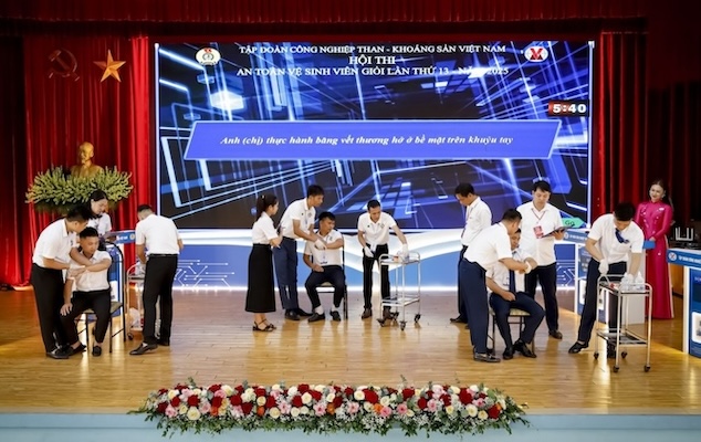 Performance participant au 13e Concours de securite sanitaire des etudiants au niveau du groupe industriel du charbon et des mineraux du Vietnam en 2025. Photo : Thu Thuy