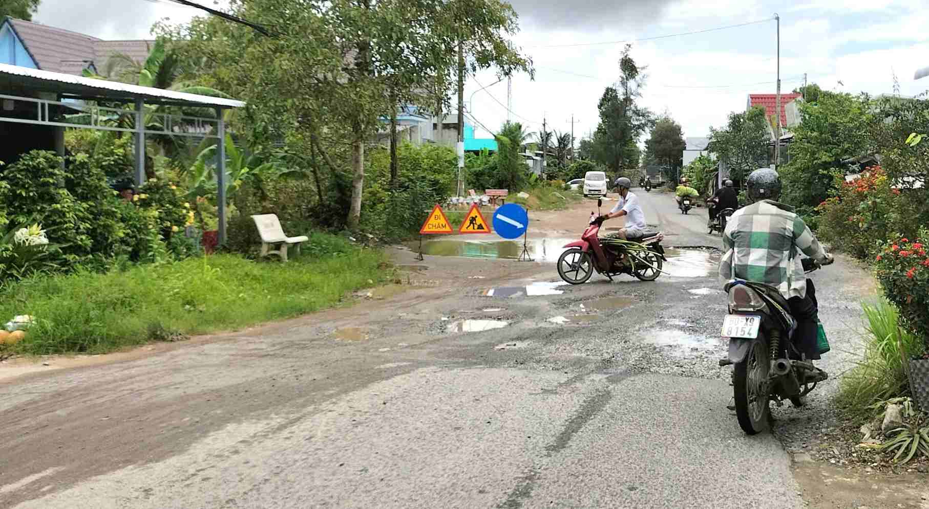 Duong Ninh Quoi - Ngan Dua (Hong Dan), nay la Ninh Quoi - Hong Dan, Ca Mau nhieu doan van chua lam xong du tre tien do gan 2 nam. Anh: Nhat Ho