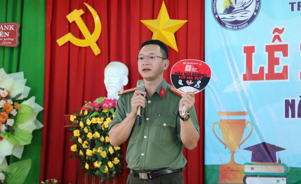 Trung ta Truong Van Quoc tuyen truyen truyen phap luat ve phong,  chong toi pham ma tuy cho cac em hoc sinh. Anh: Tien Dung 