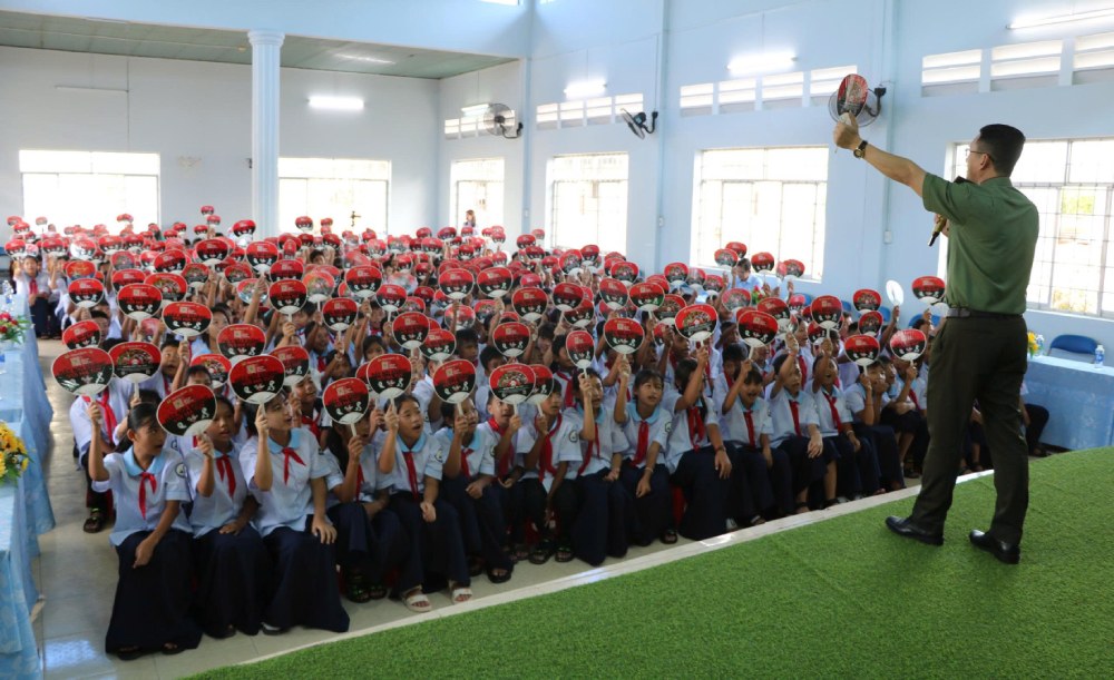 Students are informed about the law on drug crime prevention and control. Photo: Tien Dung