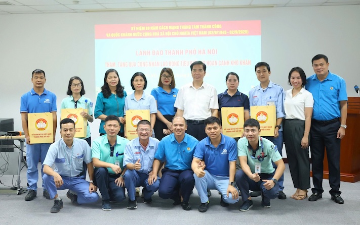 Une activite de prise en charge des membres du syndicat et des travailleurs par les dirigeants du Front de la patrie de la ville de Hanoï et de la Federation du travail de la ville de Hanoï. Photo : Ngoc Anh