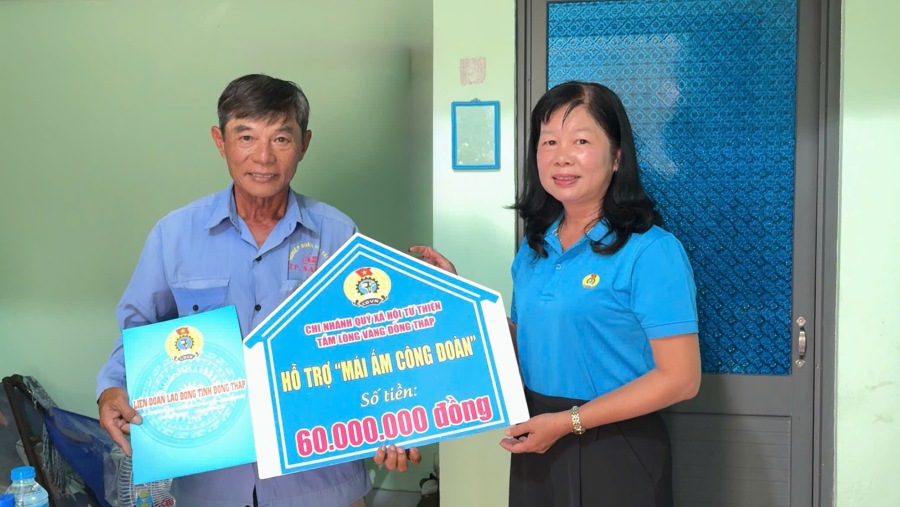 Ba Huynh Thi Tuyet Vui - Chu tich LDLD tinh Dong Thap - trao quyet dinh ban giao nha cho ong Huynh Van Lac. Anh: Thanh Nghia