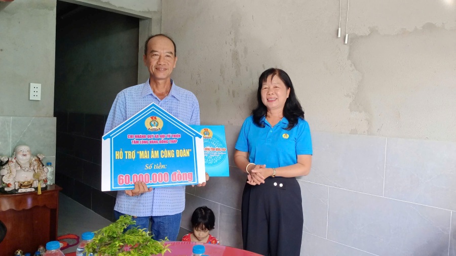 Ba Huynh Thi Tuyet Vui - Chu tich LDLD tinh Dong Thap - trao quyet dinh ban giao nha cho ong Le Van Man. Anh: Thanh Nghia