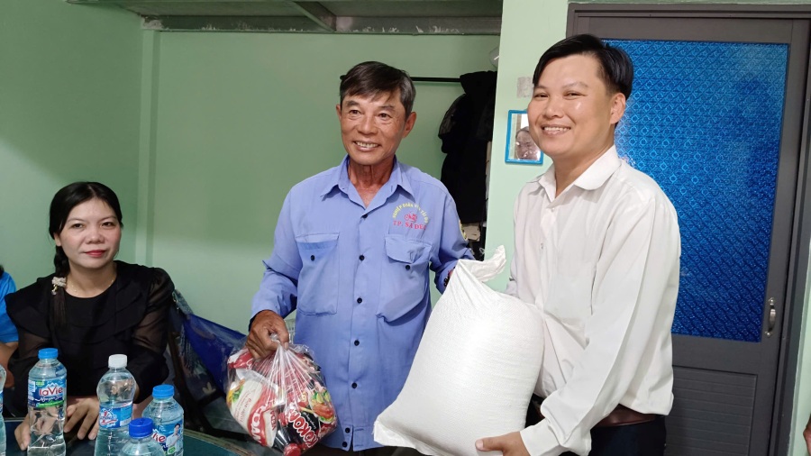 To chuc Cong doan phuong Sa Dec tang qua cho cac gia dinh trong le ban giao Mai am Cong doan. Anh: Thanh Nghia