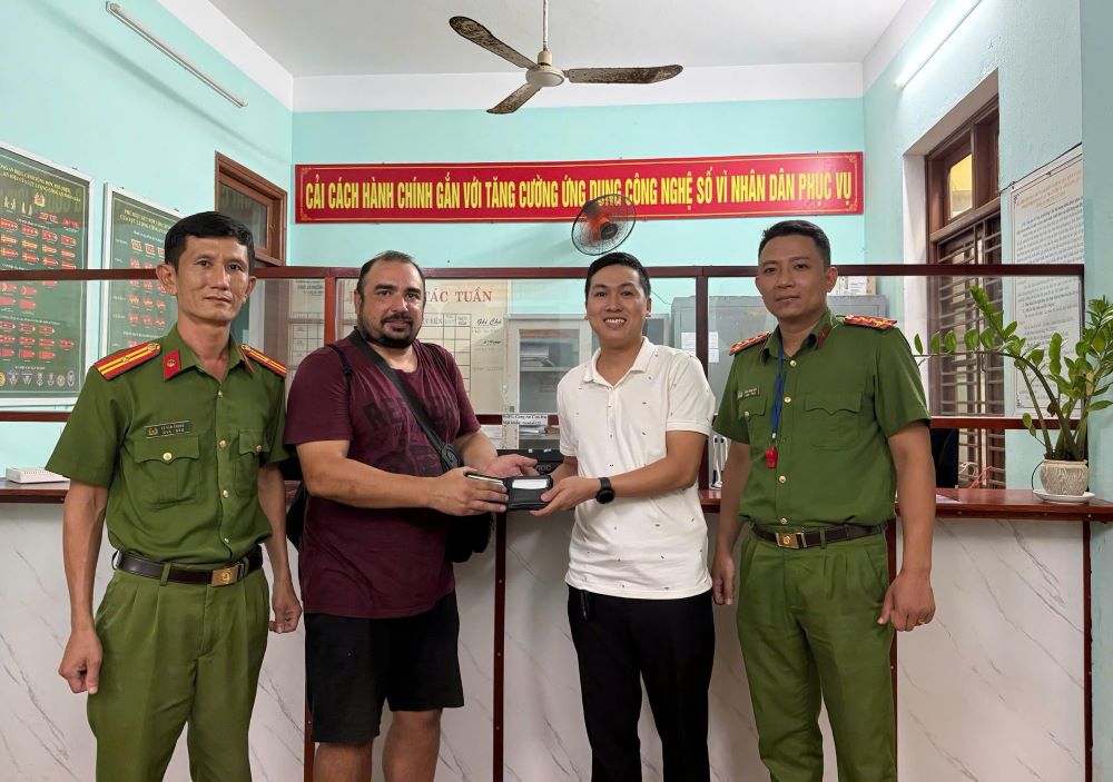 Nhận lại ví làm rơi mất, du khách nước ngoài viết thư cảm ơn Đà Nẵng. Ảnh: Công an TP