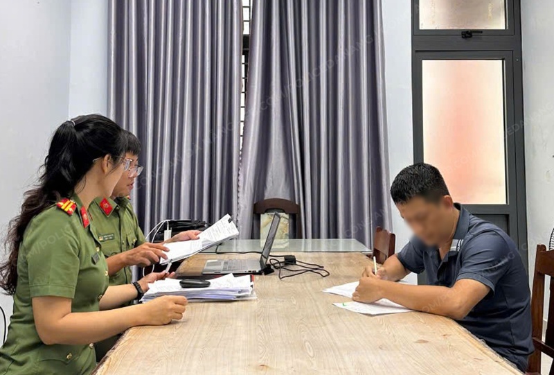 Da Nang strictly handles illegal buying and selling of bank accounts. Photo: CACC