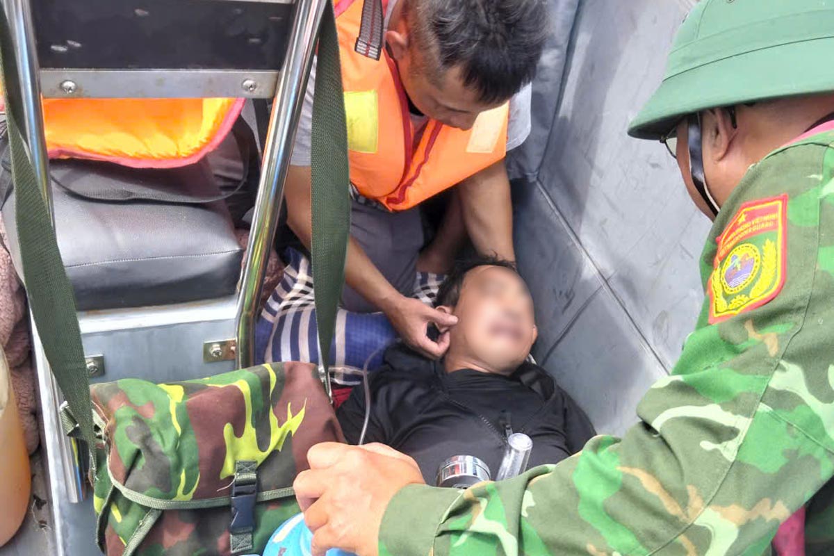 Timely rescue of crew members in distress in the waters of Co To, Quang Ninh. Photo: Co To Border Guard Station