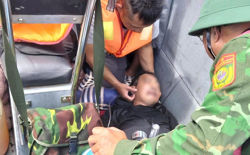 Timely rescue of crew members in distress in the waters of Co To, Quang Ninh. Photo: Co To Border Guard Station