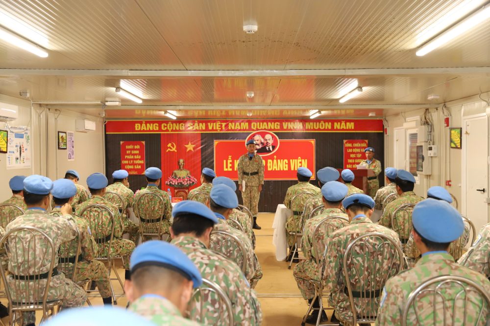 The admission ceremony for the "blue helmet" soldiers to the Party took place in a sacred and solemn atmosphere, in a land thousands of kilometers away from the Fatherland. Photo: Viet Anh