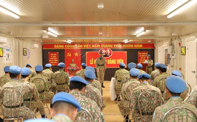The admission ceremony for the "blue helmet" soldiers to the Party took place in a sacred and solemn atmosphere, in a land thousands of kilometers away from the Fatherland. Photo: Viet Anh