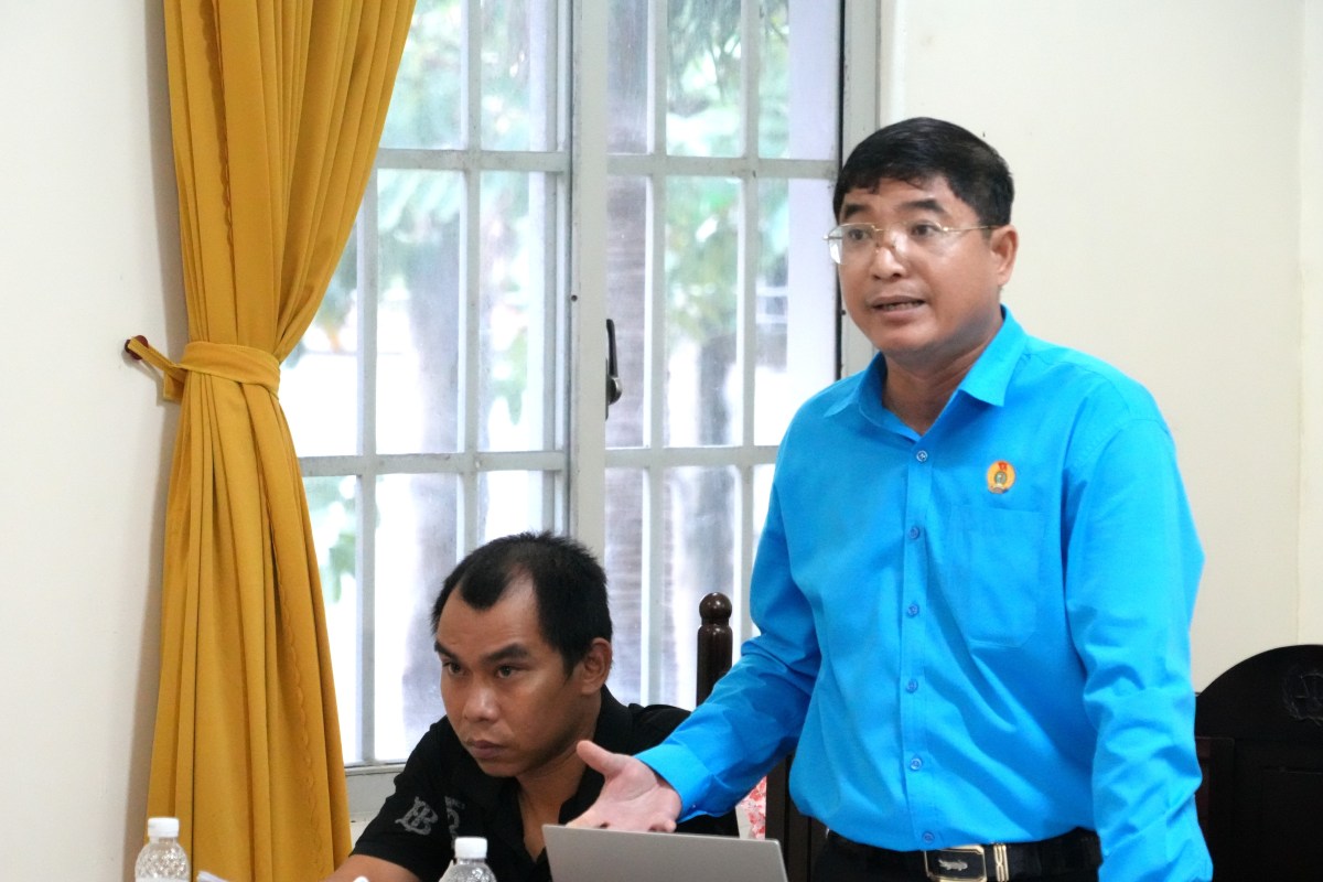 M. Nguyen Trung Ngan presente des arguments pour defendre les droits des ouvriers victimes d'accidents du travail lors de l'audience. Photo : Thanh An