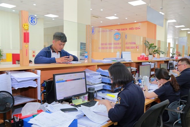 Le budget des douanes perçoit plus de 298 000 milliards de VND apres 8 mois. Photo : Departement des douanes