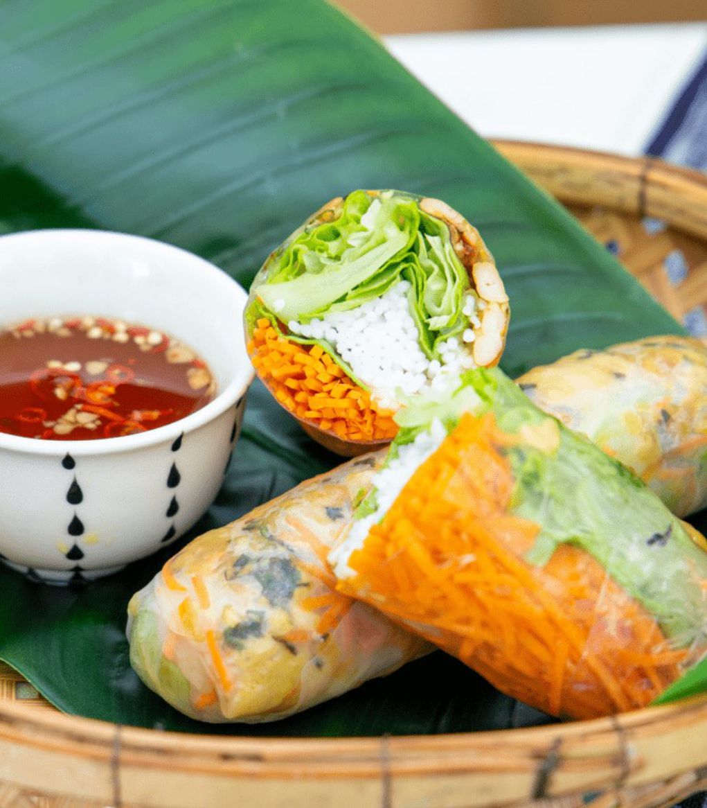 Thuc khach co the thuong thuc nem ran, goi cuon, hoac nhung phien ban bun khac tai nha hang. Anh: Nhan vat cung cap