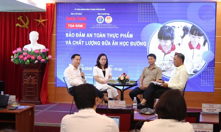 Ba Huong Giang (ao trang) - dai dien So GD&DT Ha Noi cho biet se tang cuong thanh kiem tra bep an truong hoc. Anh: Ngoc Tu