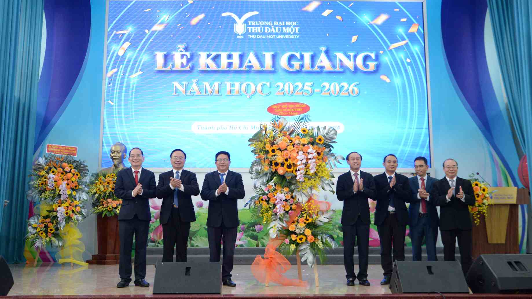 Truong Dai hoc Thu Dau Mot nhan lang hoa chuc mung cua 