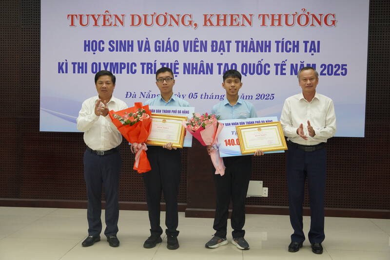 Los lideres de la ciudad de Da Nang entregan premios a los estudiantes que ganan premios en la Olimpiada Internacional de Inteligencia Artificial 2025 en la tarde del 5 de septiembre. Foto: Comite Popular de la ciudad de Da Nang
