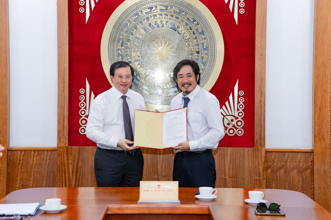 ター・クアン・ドン副大臣は、ハノイ演劇大学と映画館の学長の地位を功績のあるアーティストであるビュイ・タタガタに認める決定を授与しました。写真：文化、スポーツ、観光省