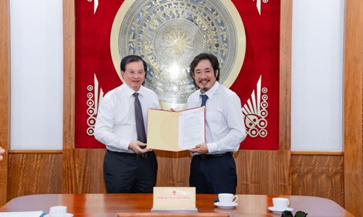 Thứ trưởng Tạ Quang Đông trao quyết định công nhận chức vụ Hiệu trưởng Trường Đại học Sân khấu - Điện ảnh Hà Nội cho NSƯT Bùi Như Lai. Ảnh: Bộ VHTTDL