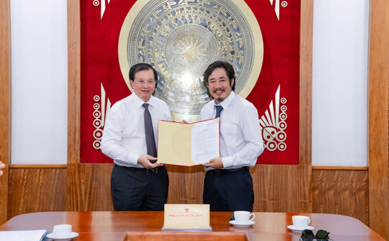 El Viceministro Ta Quang Dong entrega la decision de reconocer el cargo de rector de la Universidad de Teatro y Cine de Hanoi al Artista Meritorio Bui Nhu Lai. Foto: Ministerio de Cultura Deportes y Turismo
