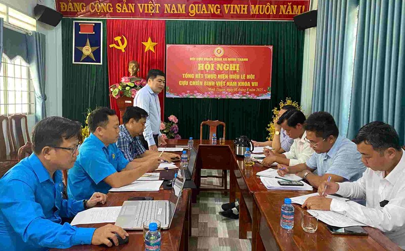 The Ho Chi Minh City Labor Federation worked with the Minh Thanh Commune Party Committee on union work, developing union members, and establishing grassroots unions. Photo: Yen Nhi