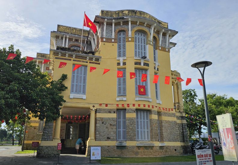 The French-style building is located at 23-25 Le Loi (Hue City). Photo: Phuc Dat