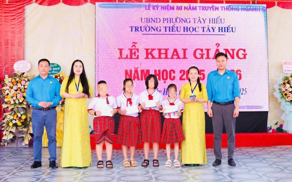 Pour encourager les enfants des ouvriers a entrer dans la nouvelle annee scolaire l'organisation syndicale a apporte des cadeaux pratiques. Photo : Syndicat de Nghe An