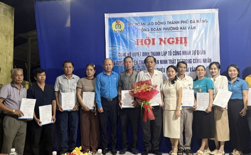 The Hai Van Ward Labor Union, Da Nang City held a conference to announce the decision to establish the Xuan Thieu 1 Residential Area Self-managed Workers' Group. Photo: Tuong Minh
