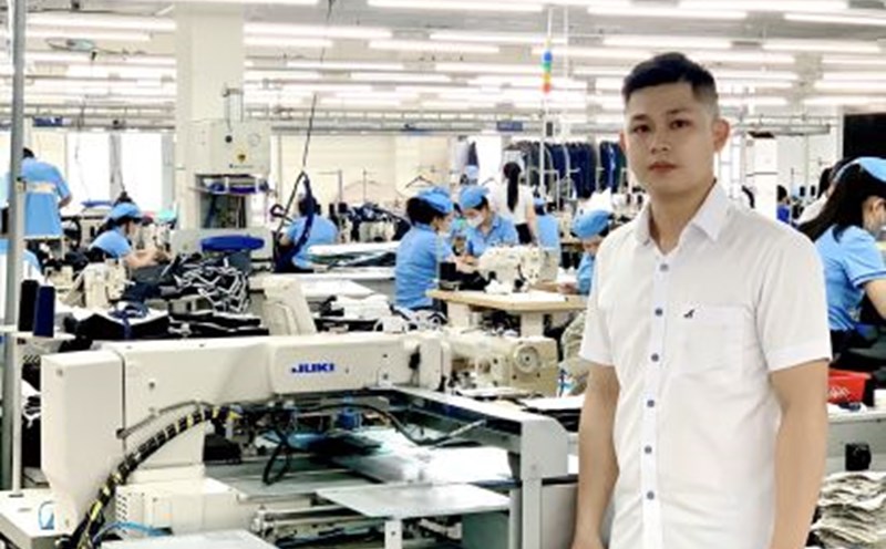 Mr. Nguyen Duc Manh on the machine has applied the initiative. Photo: Hoang Oanh