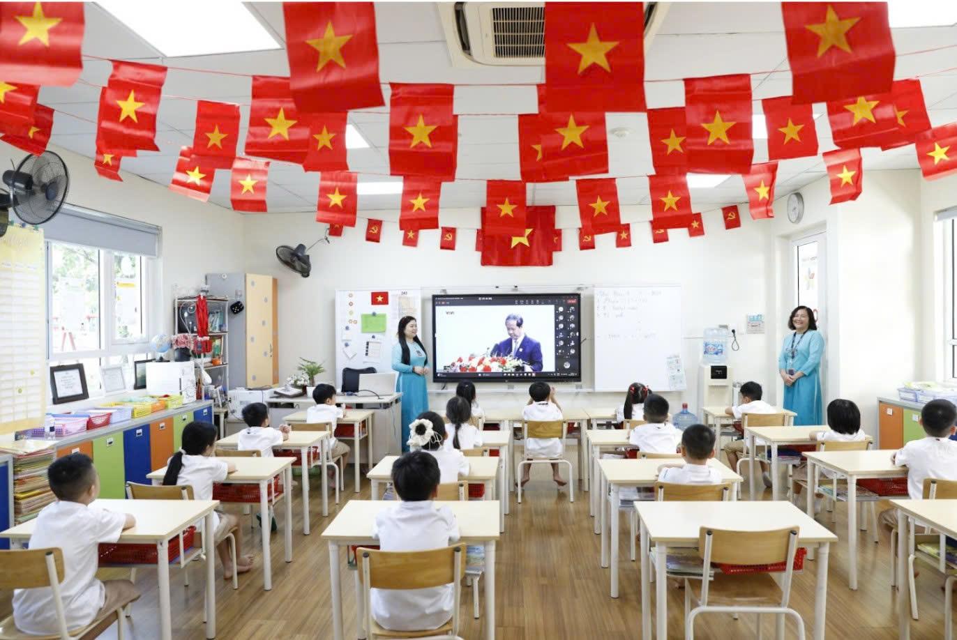 El 100% de los estudiantes de Wellspring se unen al ambiente escolar con todo el pais a traves de la television y el sistema de transmision en vivo.