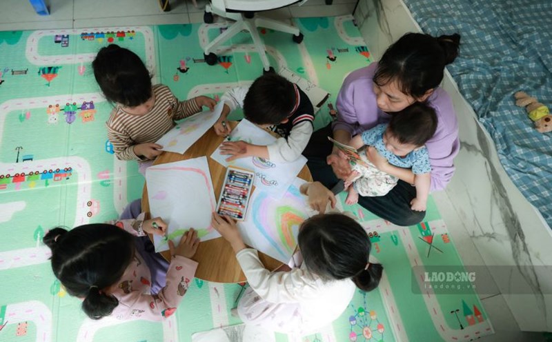 Reducing the cost of paying health insurance for children, workers feel secure before the new school year. Illustrative photo: Hai Nguyen