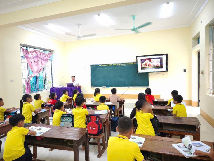 The joy of students and teachers of Lang Thanh Primary School (Nghe An) in the new classroom. Photo: Quang Dai