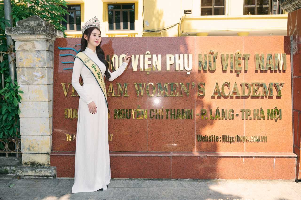 Hoa hậu Trâm Anh diện áo dài về trường. Ảnh: Nhân vật cung cấp.