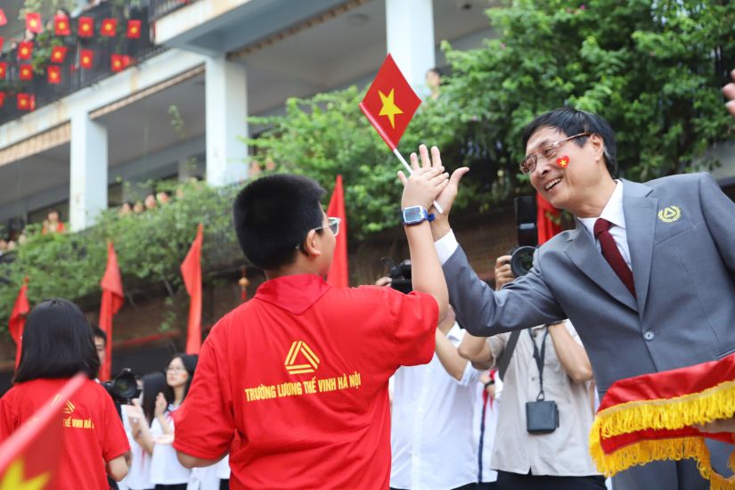 Teachers and students of Luong The Vinh Secondary and High School at the opening ceremony of the new school year 2025 - 2026. Photo: Van Trang
