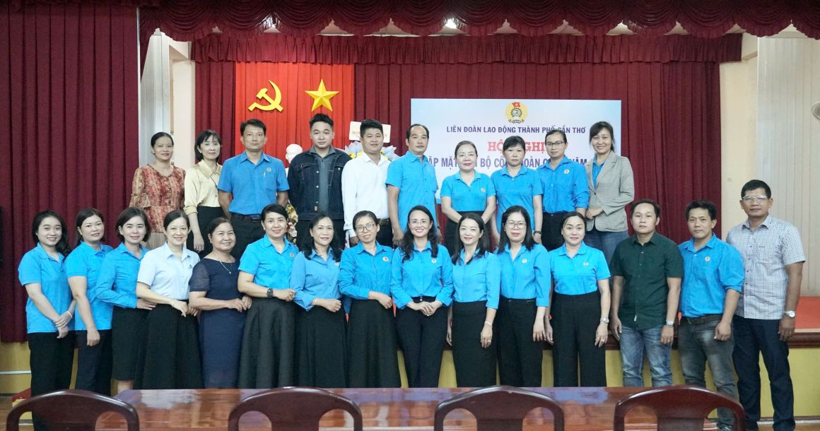 Lanh dao LDLD TP Can Tho chup anh luu niem voi cac CDCS. Anh: Phuong Anh