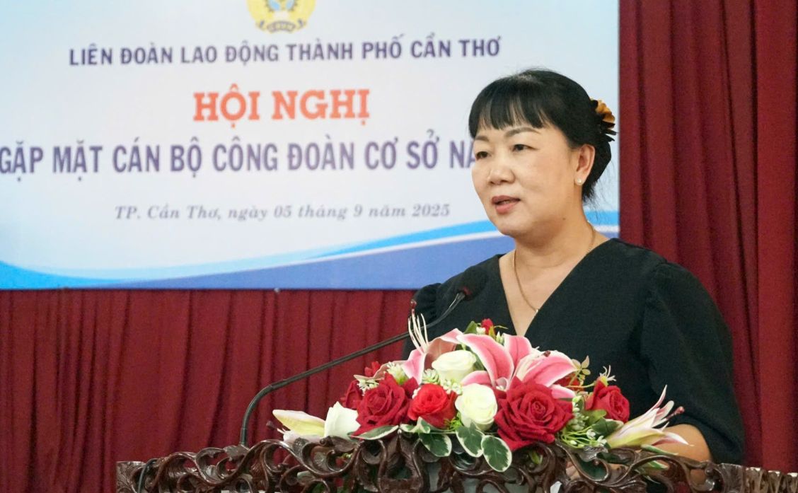 Dai dien CDCS Cong ty co phan Cong trinh do thi Soc Trang phat bieu tai buoi gap mat. Anh: Anh Khoa