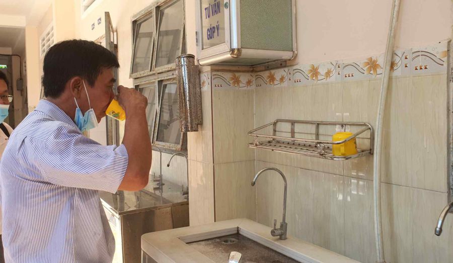 Check the clean water system in accordance with hygiene at Vo Thi Sau Secondary School, Ca Mau. Photo: Nhat Ho