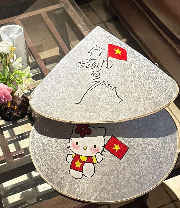 Nhung chiec non trong bo suu tap moi nhat “Tu hao dong chay lich su“.  