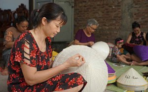 Nón lá, túi cỏ bàng khoác áo mới nhờ Gen Z