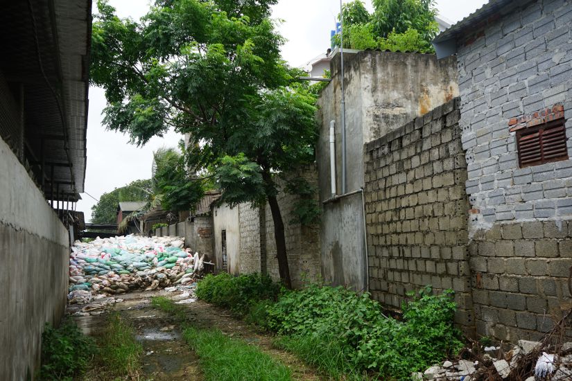 Des tas de dechets et d'engrais bovins sont rassembles juste a cote de la zone residentielle degageant une odeur nauseabonde. Photo : Quach Du