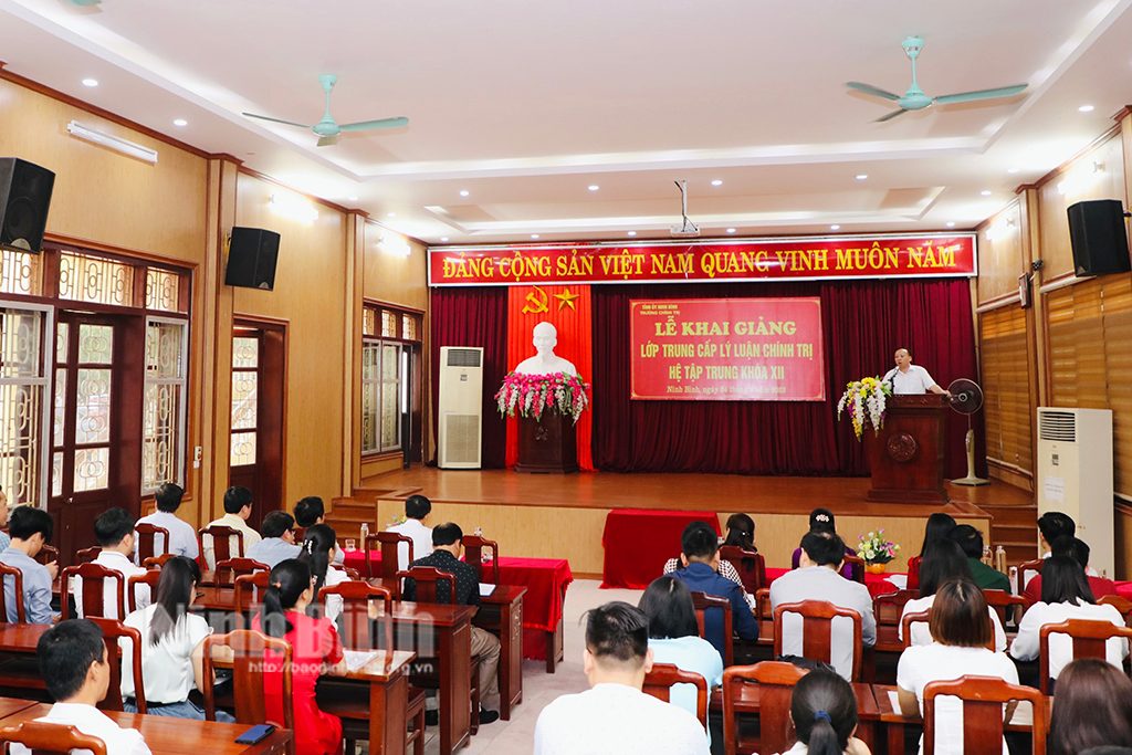 Quy dinh so 350-QD/TW quy dinh ve doi tuong, tieu chuan va phan cap dao tao ly luan chinh tri. Anh: ninhbinh.gov.vn