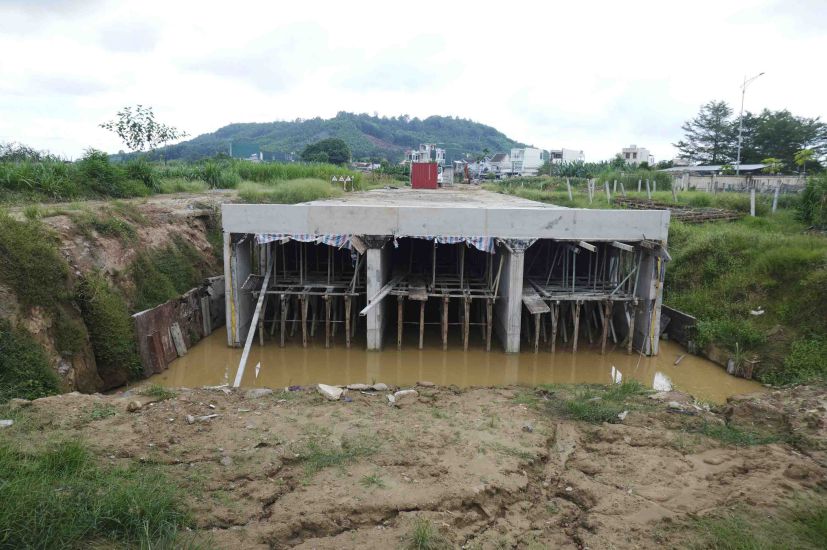 Hoang Sa - Doc Soi道路プロジェクトの建設進捗は、引き渡し面積がまだ低く、同期が取れていないため遅れています。現在、請負業者は主に橋や横断橋の位置で建設を展開しています。写真:Vien Nguyen